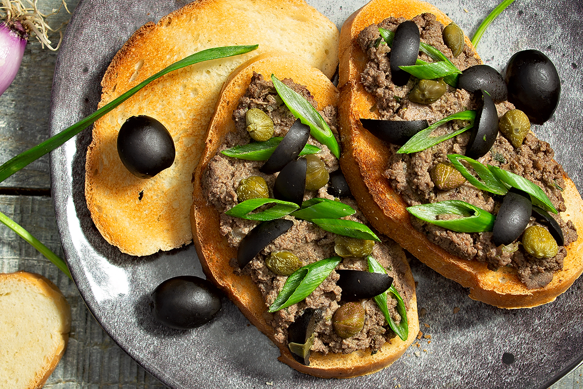 Паштет из куриной печени с финиками